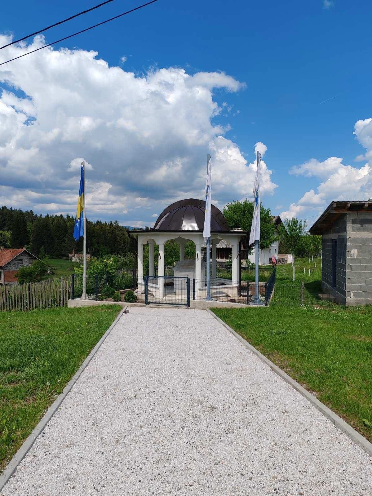 Spomen-obilježje „Živiničkim Osama“, Kruševo